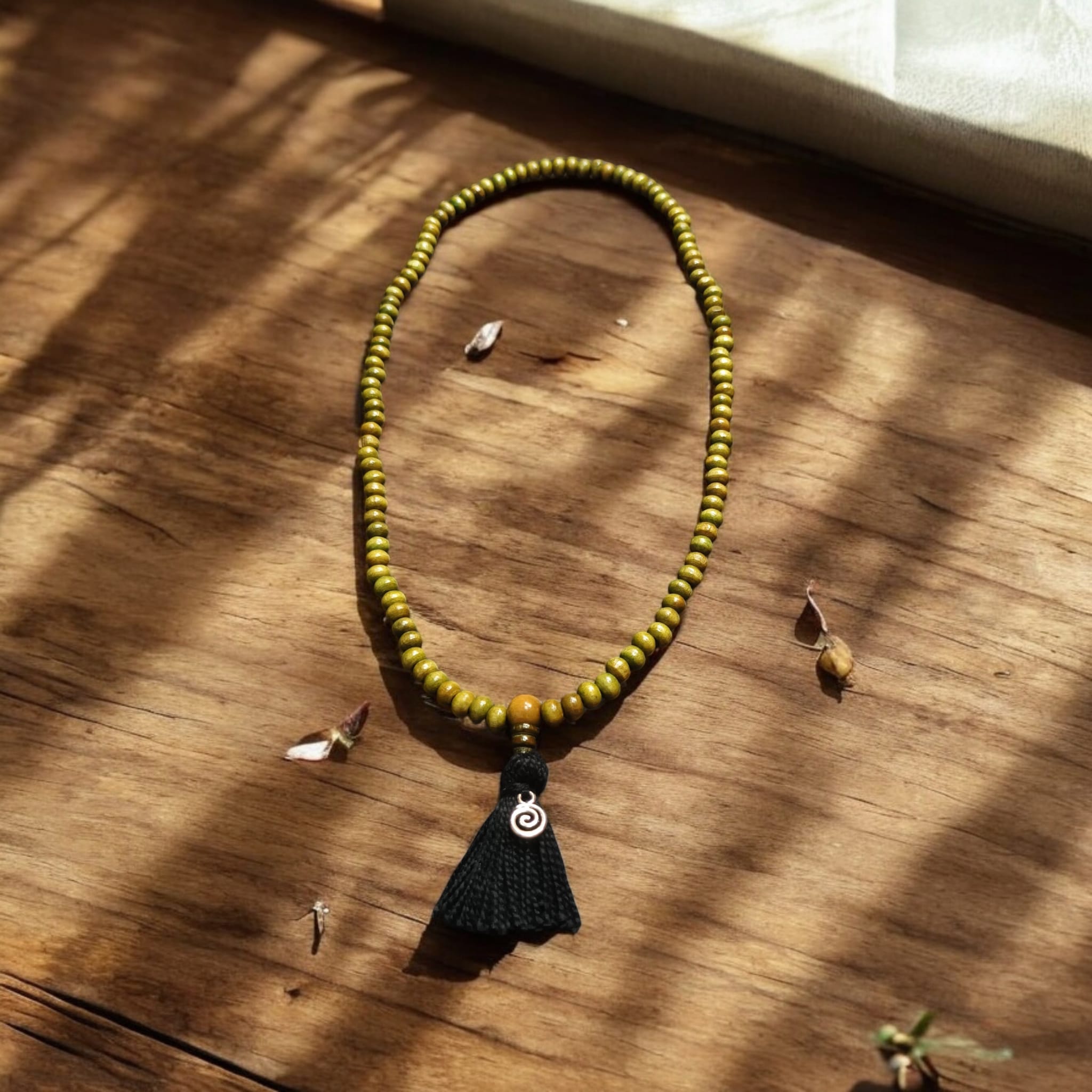 collar meditación verde